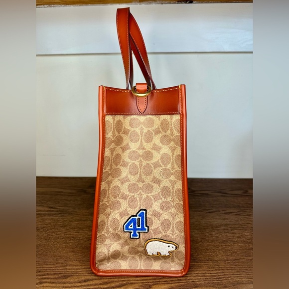 S⭕️LD‼️Coach Field Tote Signature Canvas With Patches & Novelty Strap - Picture 4 of 11